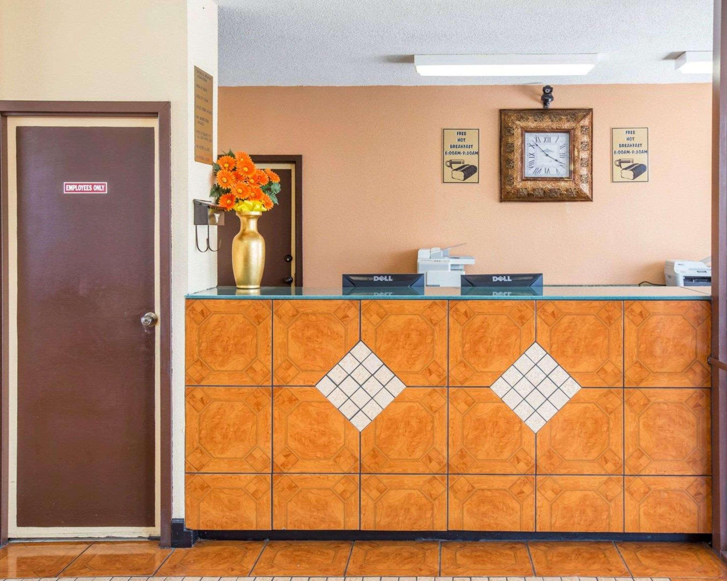 Econo Lodge Inn & Suites Macon Exterior photo